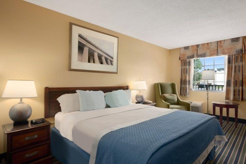 Days Inn By Wyndham Towson Bagian luar foto