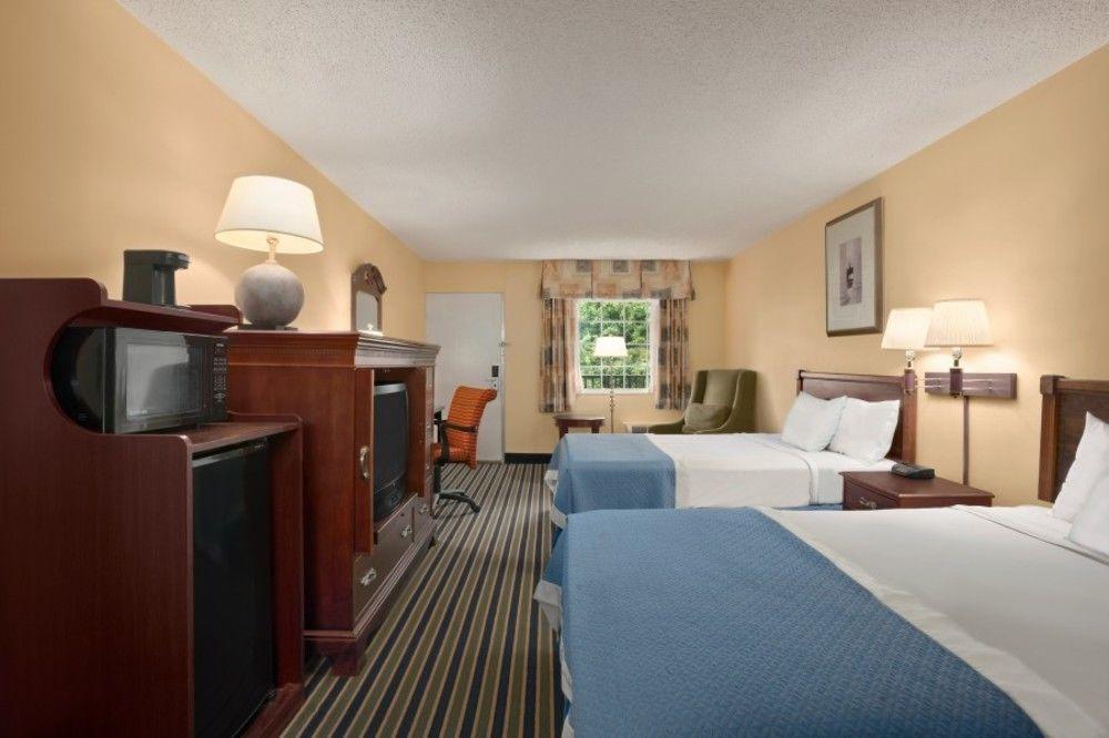 Days Inn By Wyndham Towson Bagian luar foto