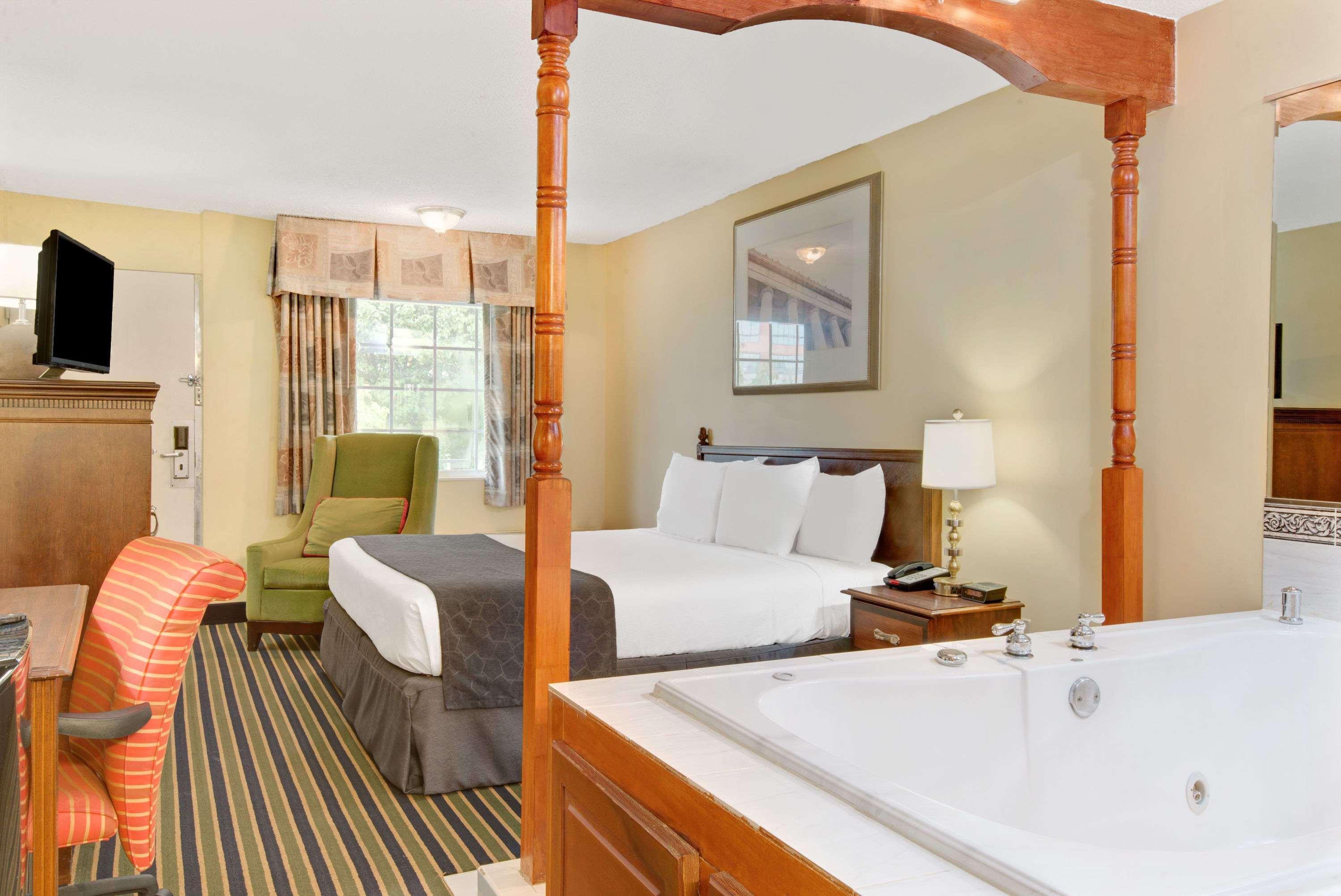 Days Inn By Wyndham Towson Bagian luar foto