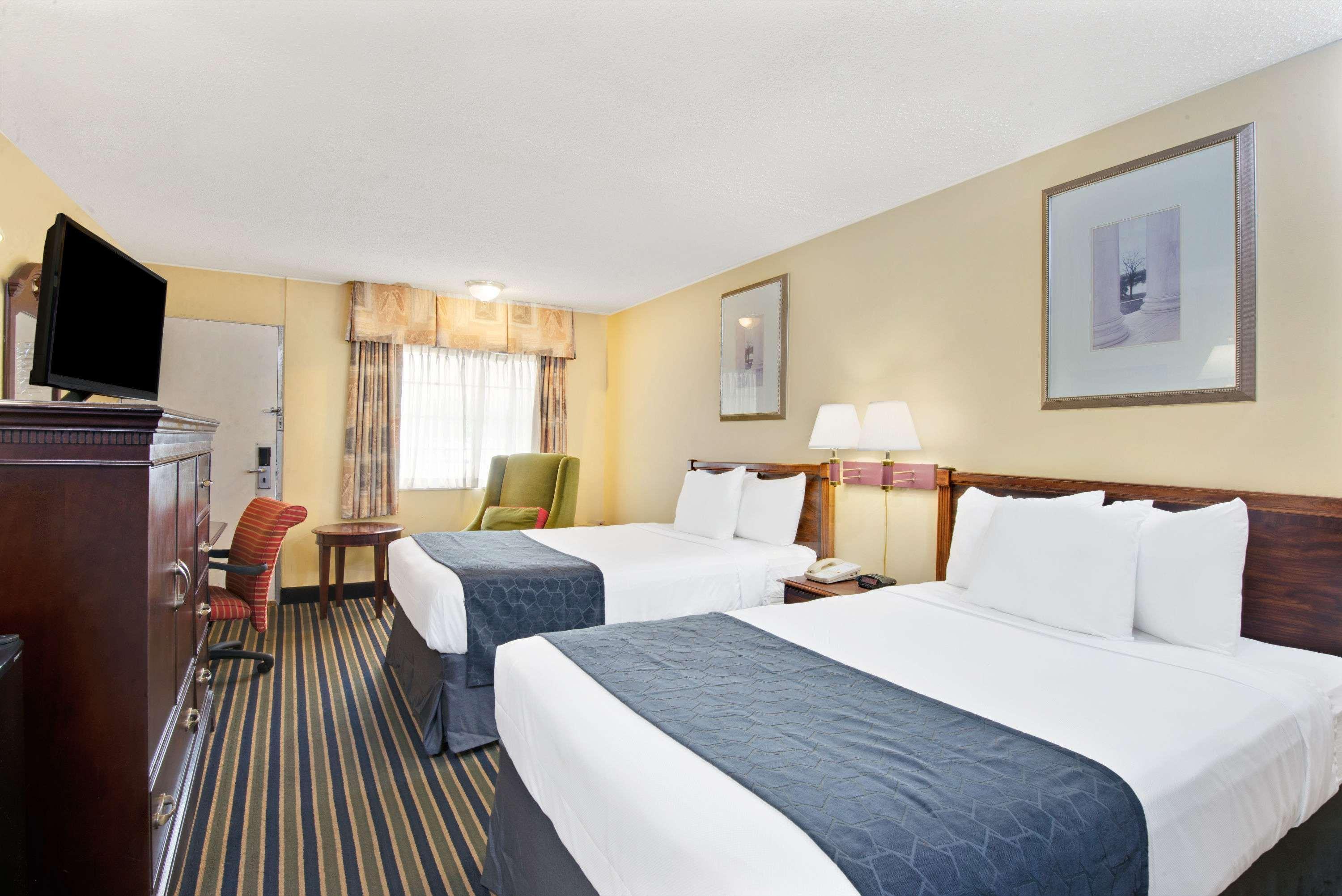 Days Inn By Wyndham Towson Bagian luar foto