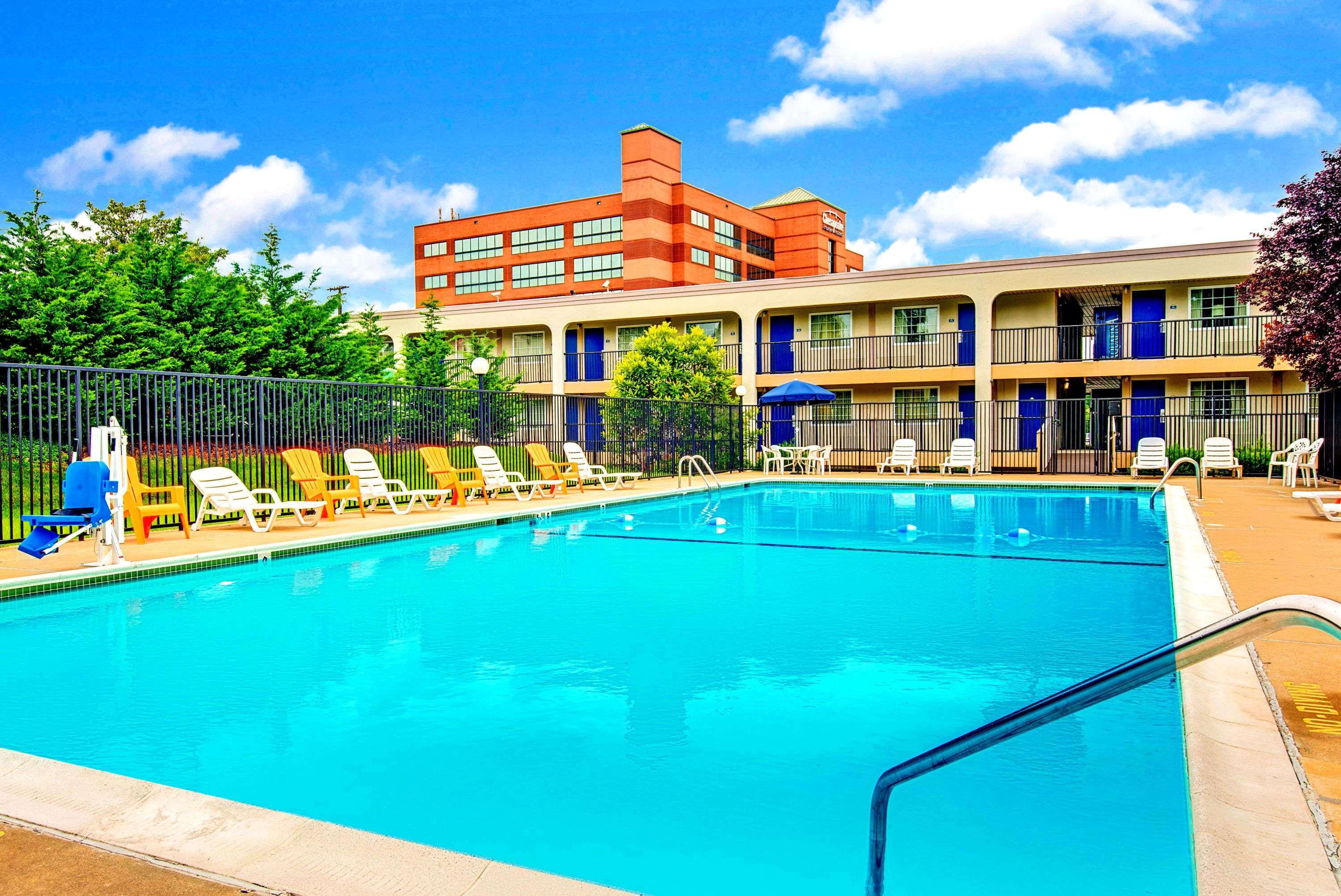 Days Inn By Wyndham Towson Bagian luar foto