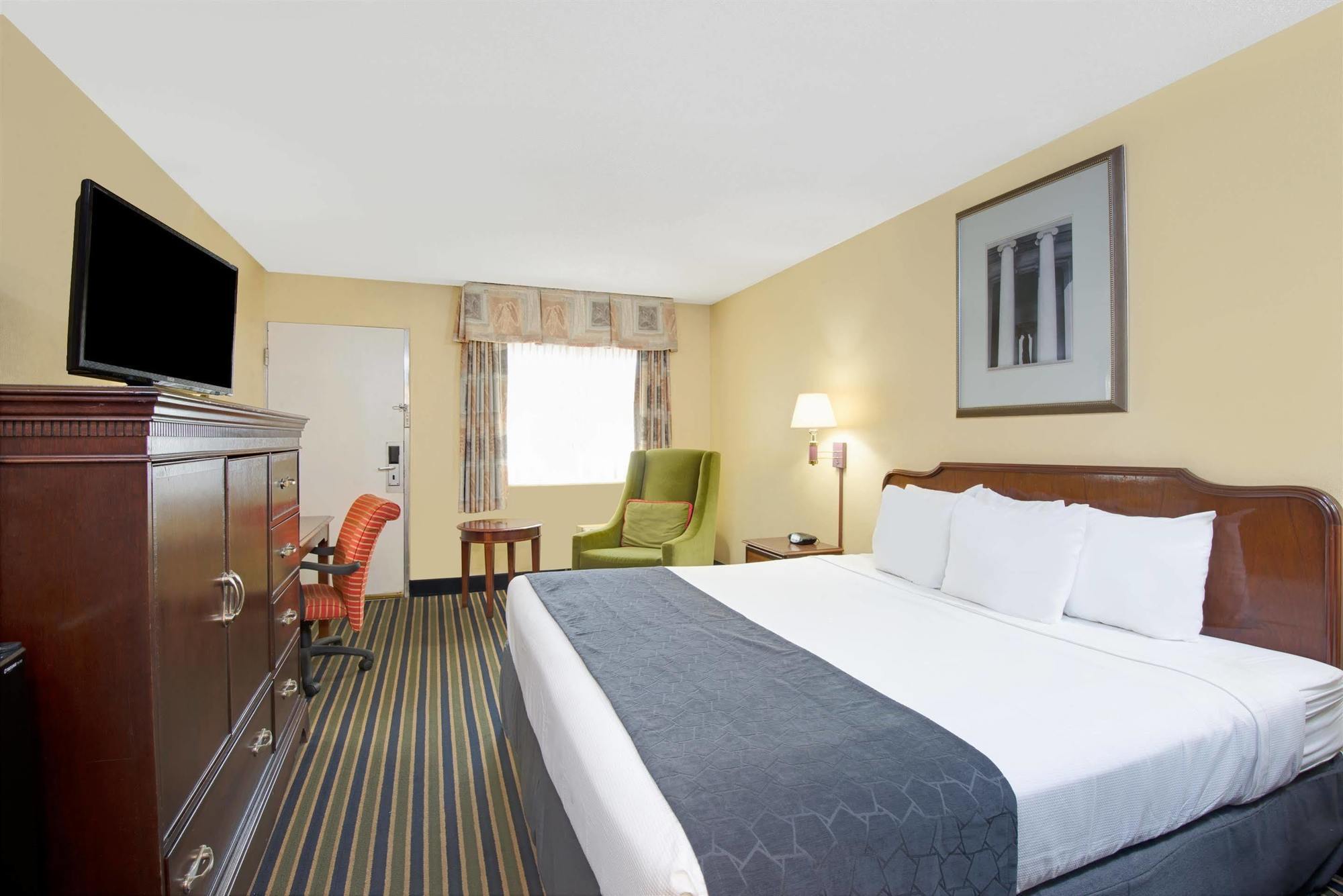 Days Inn By Wyndham Towson Bagian luar foto