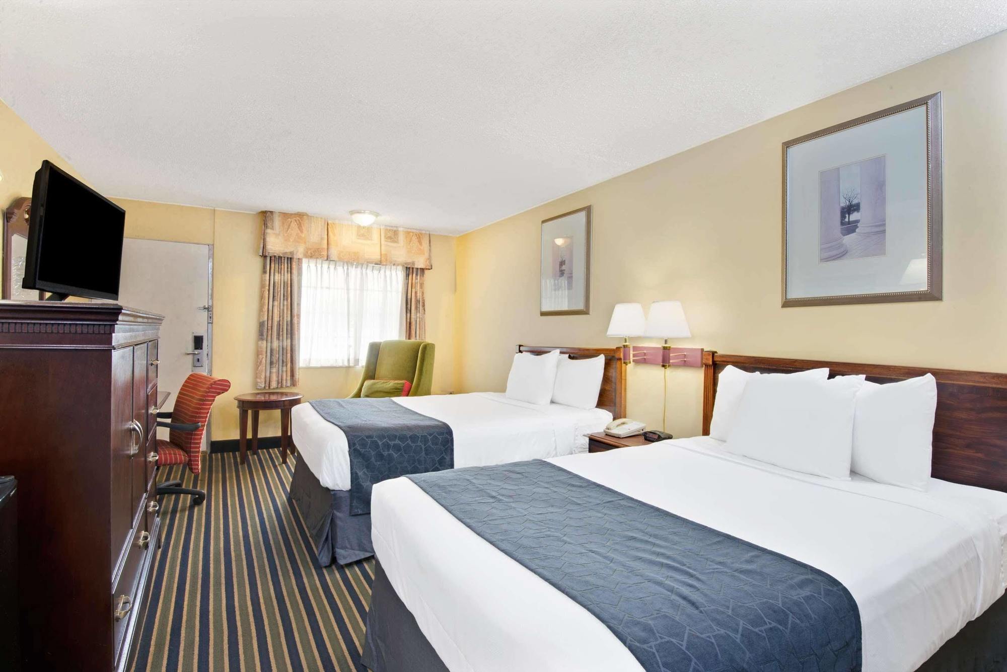 Days Inn By Wyndham Towson Bagian luar foto