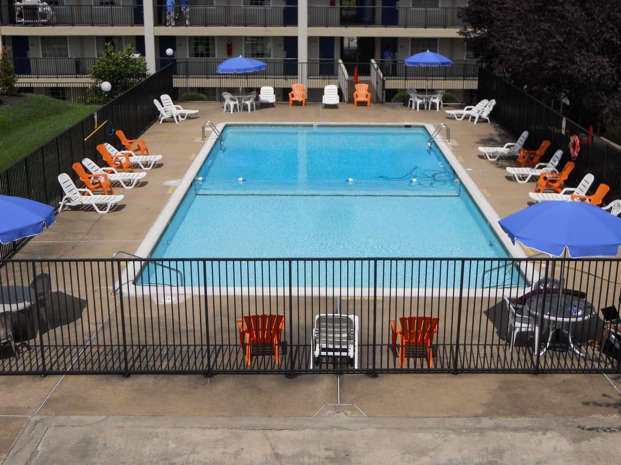 Days Inn By Wyndham Towson Bagian luar foto